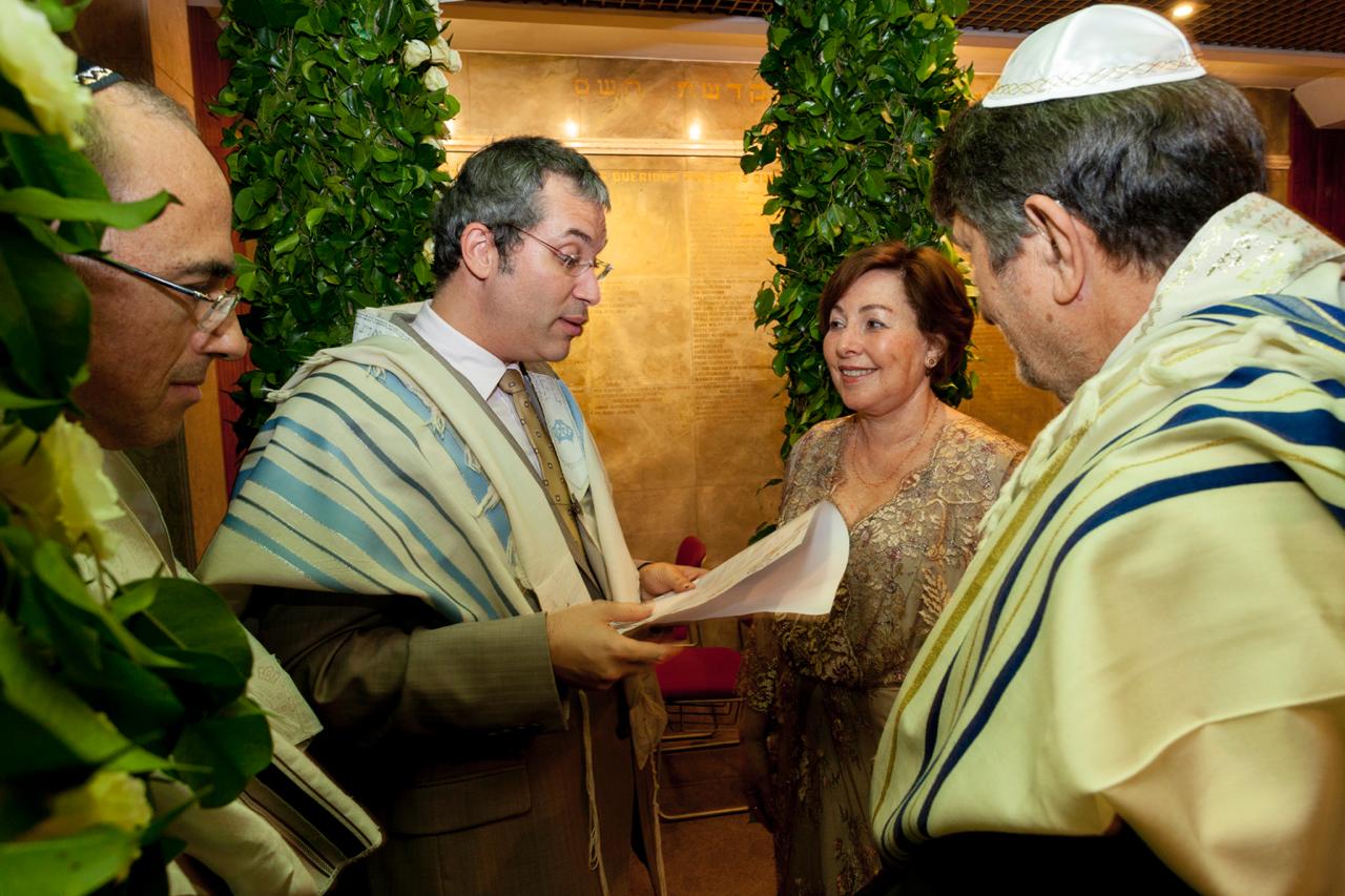 Foto feita durante a celebração do casamento de Débora Barenboim-Salej com Stefan Salej, em conformidade com ritos da cultura judaica.